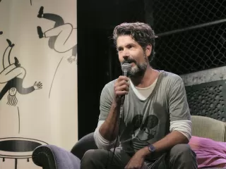 Nic sitzend erzählt seine Geschichte für Ting