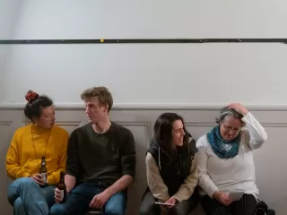 Menschen im Austausch, am Ting Geschichten Abend in Bern