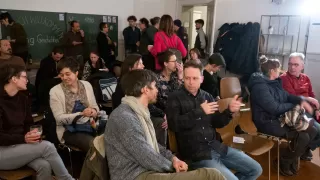 Menschen sprechen miteinander, am Ting Geschichten Abend in Bern