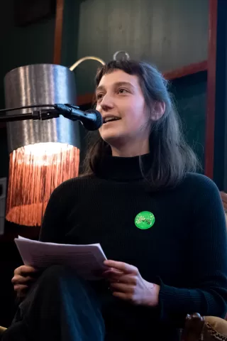 Sarah an der Ting-Geschichten erzähl Nacht in der Bar Gleis in ZH