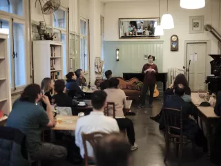 Linda erzählt den Besucher:innen von ihren Ting Erfahrungen