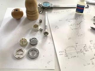 Werkbank von Roman beim Zeichnen und Reparieren